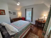 Small 1897 Farm House, super cozy on two acres - Homestays