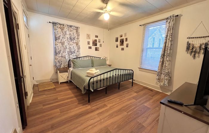 Charming 2-bedroom apartment in beautiful Belleville with WiFi