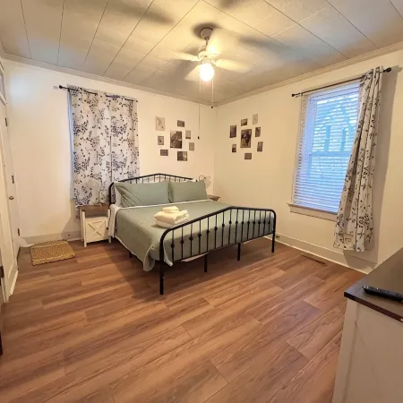 Charming 2-bedroom apartment in beautiful Belleville with WiFi