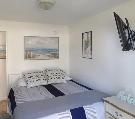 Sunrise Beach Oscoda - Lake Huron | Condo |Sleeps 8 |  3BR/2BA | Private Beach -  Habitaciones en casas particulares