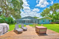 Waterfront Oasis w/ Heated Pool & Tiki Bar-Kayaks-Close to Springs - Balkoner