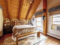 Private, Modern, Pet-Friendly Log Cabin Getaway on 6 Acres, Hotele w: Marbletown