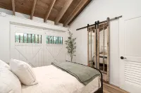 Marsh front villa on an acre. Private Dock + hot tub, steps from the beach