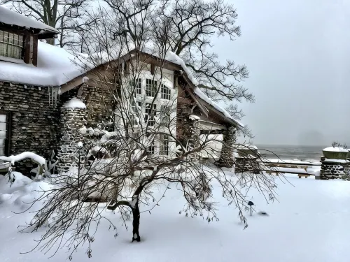 Beachfront Historical home 1Br/1Ba apt on Lake Erie w/ Balcony, WiFi, Streaming - Beach