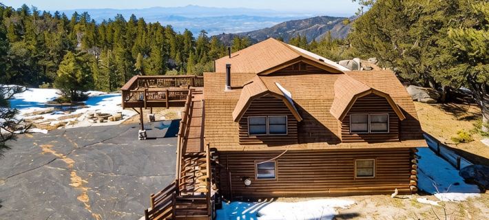 Hilltop Log Cabin on 4.5 Acres. Panoramic Views, Clean and Pet Friendly Hotels in Idyllwild