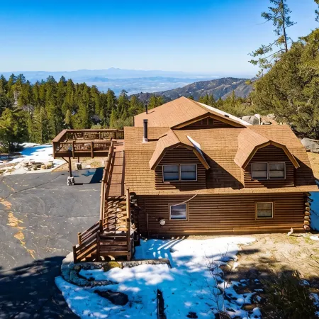 Hilltop Log Cabin on 4.5 Acres. Panoramic Views, Clean and Pet Friendly