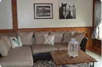 Charming and private 3-bedroom cottage in Danbury with WiFi, fitness room, AC