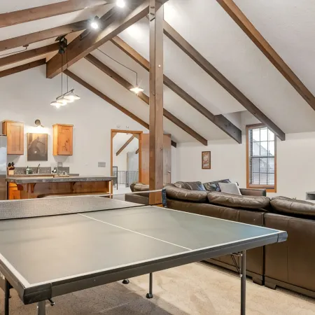 Huge Mountain Chalet - Gourmet Chefs Kitchen - Pool - One Block From Sandy River