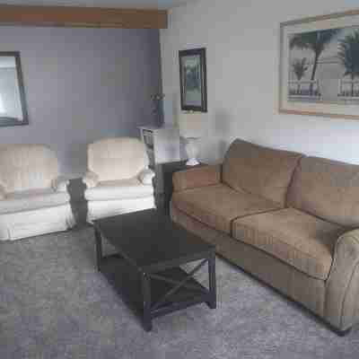 Stylish 2bd lower level  apt in newer constructed south hill home Others