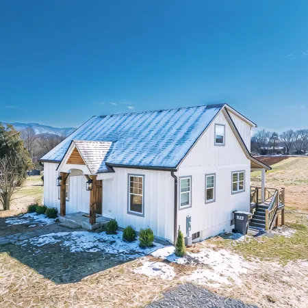 Charming 2-bedroom + Loft  cottage in Maryville Tennessee