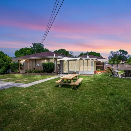 Group Getaway Retreat: Hot tub, Game Room, Cinema & Firepit