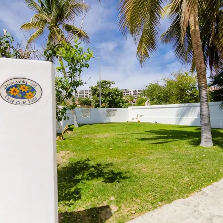 Amazing 6,000 sqft house sleeps 10, walk to Beach, Shops and Restaurants