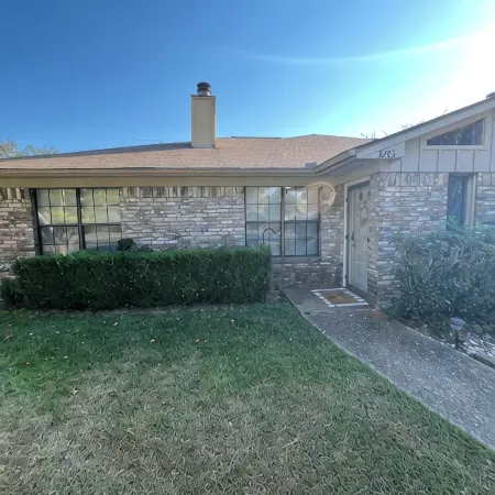 Charming 2-bedroom 2 bath duplex in the heart of Tyler!