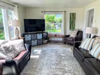 Sunny Cottage, Close to Town & Family Friendly