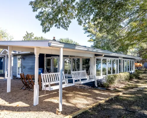 The Little Blue Cottage - Topping : Waterfront! Hotels in Middlesex County