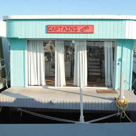 Aqua Lodge Houseboat "Captain's Quarters"