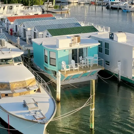 Aqua Lodge Houseboat "Captain's Quarters"