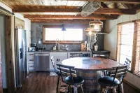Red Deer Lodge HiBanks Ranch 12 minutes from Magnolia Silos