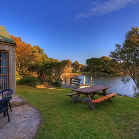 Stanley Lakeside Spa Cabins