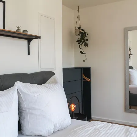 Close to the city center with parking space, balcony, lockable bike box & charging station