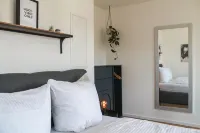Close to the city center with parking space, balcony, lockable bike box & charging station
