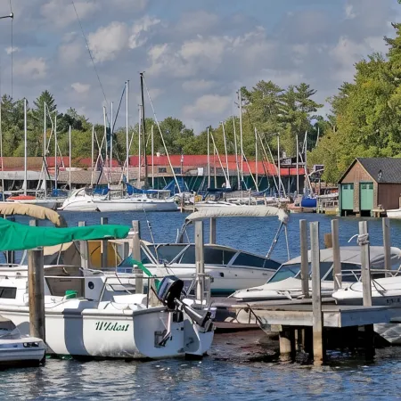 Squaw Lakefront Cottage minutes from Bank of NH Pavilion