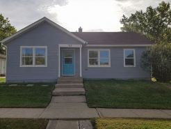 House by Lake Sakakawea with Hot tub!