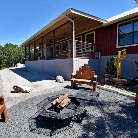 Rustic lodge retreat minutes from the Frio!