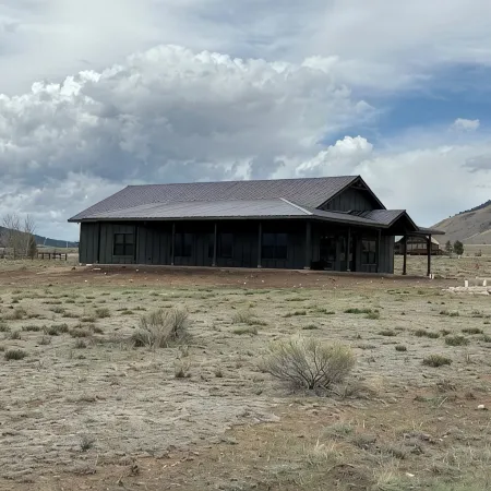 Cozy retreat located in the perfect location for views of the mountains and lake