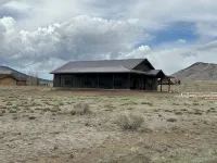 Cozy retreat located in the perfect location for views of the mountains and lake