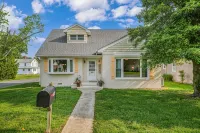 Crab Shack in Town-Walk to beach and restaurants-Sleeps 6