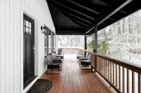 Luxury Cabin, Game Room, Firepit, Deck w/Mtn View, Trailer Parking & Family Time