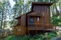 Tranquil Forested Cabin with Sauna, Home Gym, & AC - Boutique