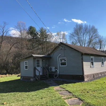 Horns Cabins - Allegheny Cabin by the roadside