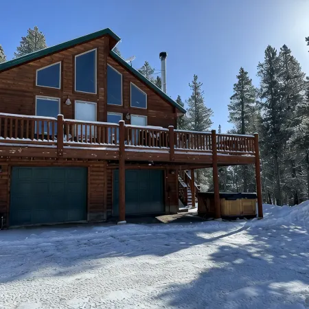 Lovely 3BR Near Town w/ Hot Tub, Stunning Views!