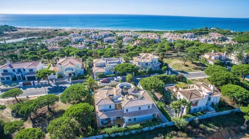 Spacious 4 bedroom villa in quiet location with sea views