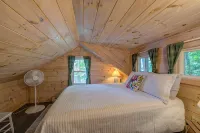 Cozy 100-year-old Maine camp, steps to Little Sebago Lake - Wifi