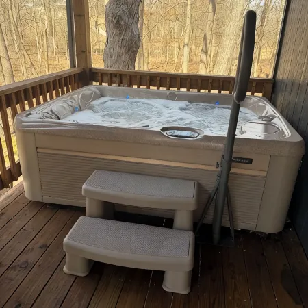Luxurious 2Br Creekside Deckhouse w Saltwater Hot Tub