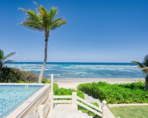 Coral Loft 4BR + 1 BR Oceanfront Villa w/ Private Pool & Beach in Grand Cayman Hoteles en Rum Point