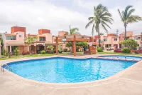 Pool view, Steps from Beach...Brand New - บังกะโล