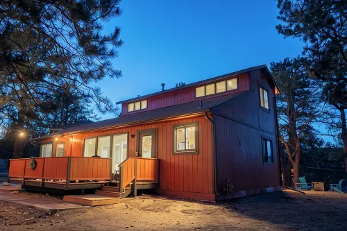 Modern Family Cabin Near Rmnp and Town! 2 Decks & Firepits, Dogs ok - Big Yard! - Gym