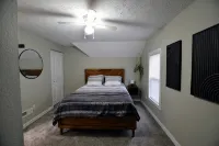 Short walk to river or downtown Kent. - Homestays