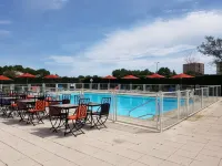 Ibis Styles Arles Palais des Congrès - Pools