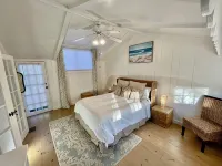 Gosnold Manor 300 Yards To Veterans Park Beach, recently updated home. - Hot Tub
