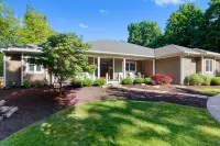 Luxury Estate–Pool, Pool House, Theater, Game Room, Putting Green–Steps to Beach - Wifi