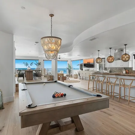 BEACH FRONT BOHO DREAM. Walk to Everything -Great for large Parties LOWER UNIT