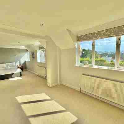 Stunning 7 Bedroom Escape Near New Forest and Beach - Large Garden - Sleeps 14 Rooms
