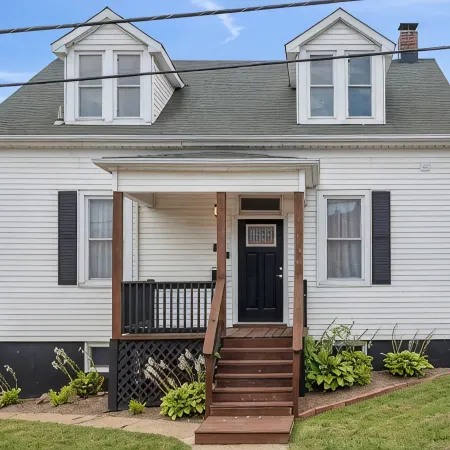 The WashMO Hospitality House WALK to riverfront, shopping, wine shuttle, HOT TUB
