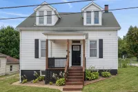 The WashMO Hospitality House WALK to riverfront, shopping, wine shuttle, HOT TUB