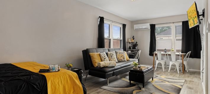 Spacious Studio Apt/Sleeps 2/Extendedstays/Work or Vacation/Free Wifi & Parking Hotels in Kane County